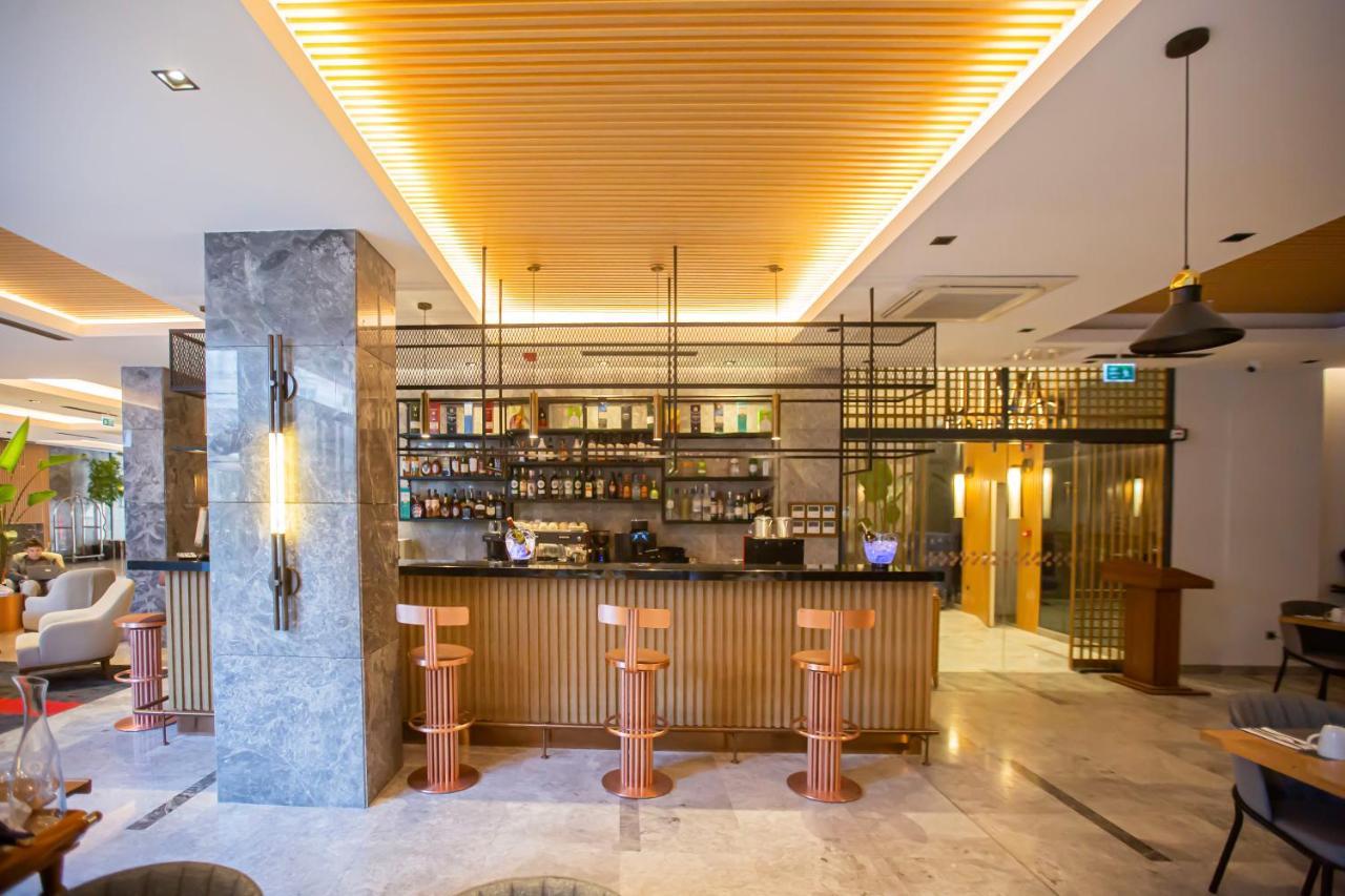 Ramada Plaza Sultanahmet Hotel Истанбул Екстериор снимка The bar at the hotel