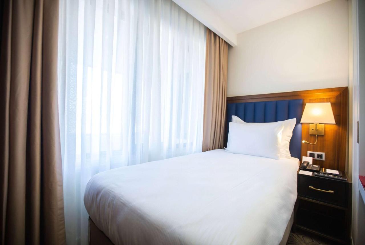 Ramada Plaza Sultanahmet Hotel Истанбул Екстериор снимка A bedroom at the hotel