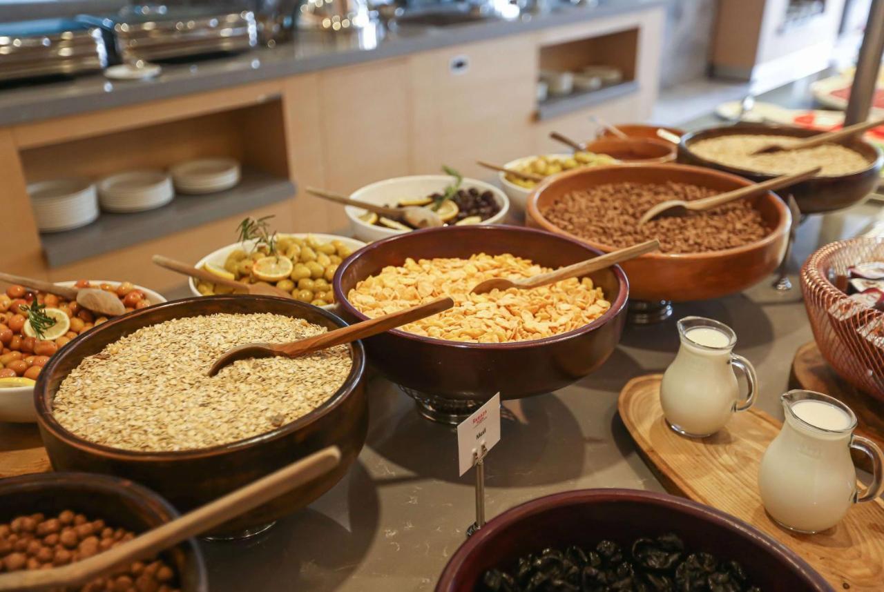 Ramada Plaza Sultanahmet Hotel Истанбул Екстериор снимка A selection of cereals at a buffet