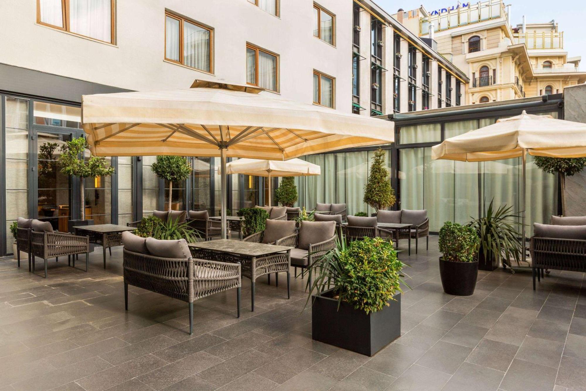 Ramada Plaza Sultanahmet Hotel Истанбул Екстериор снимка The hotel's terrace